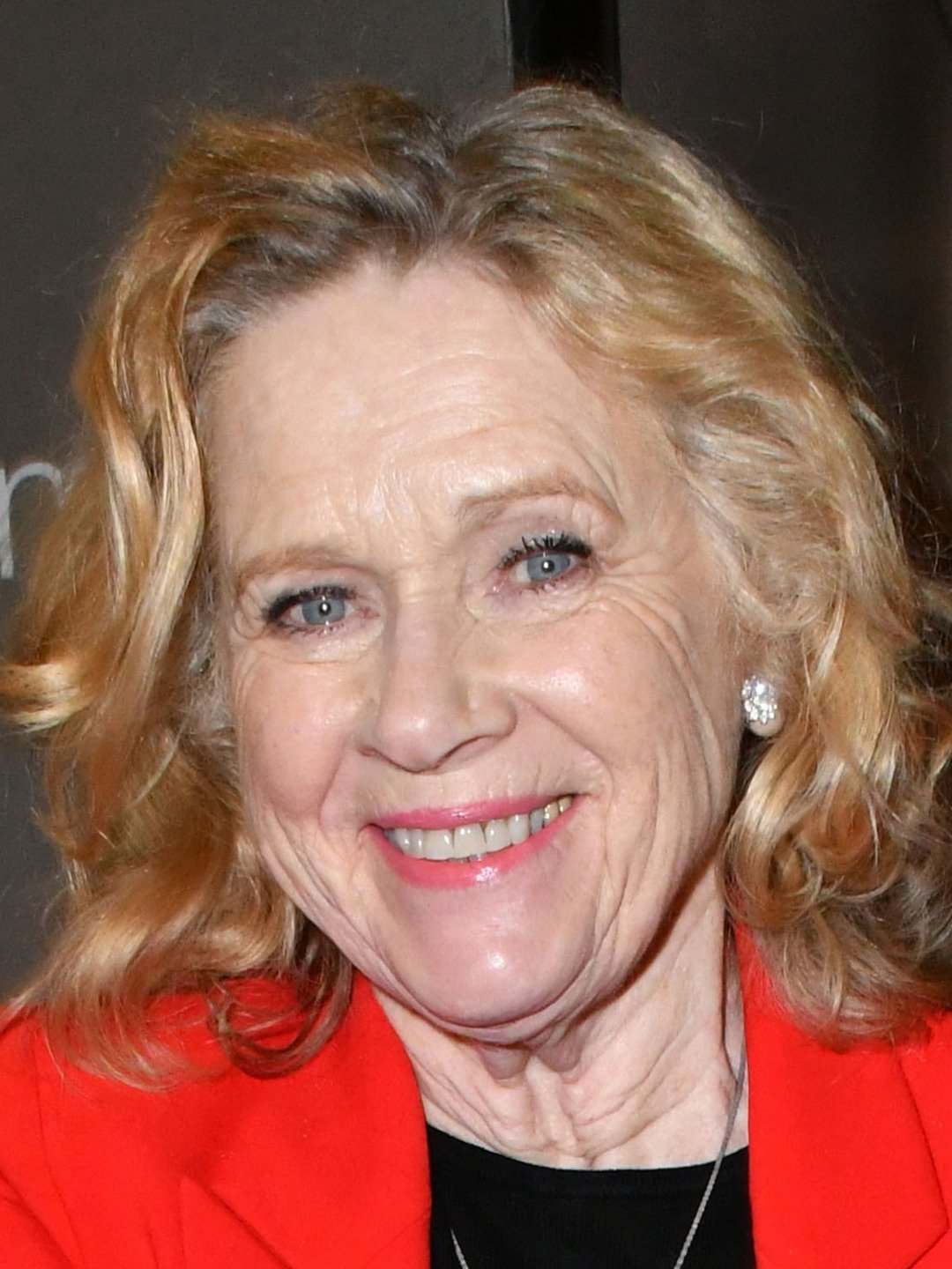 How tall is Liv Ullmann?